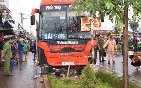 Tạm giữ tài xế xe khách lao vào chợ ven đường làm 4 người tử vong ở Gia Lai