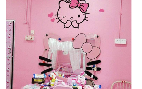 Cặp vợ chồng trung niên chơi trội khi cải tạo lại ngôi nhà cũ nát thành ngôi nhà Hello Kitty sến rện