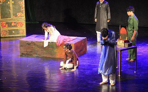 Khán giả thán phục trước tài năng diễn xuất kịch của học sinh Hà Nội - Amsterdam
