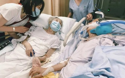 Rơi nước mắt cặp vợ chồng già nắm tay nhau lần cuối trong bệnh viện
