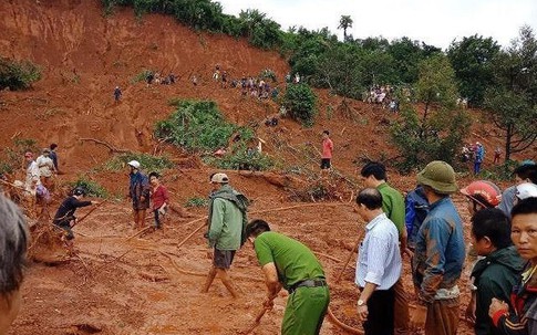 Đắk Nông: Mưa lớn, hai vợ chồng và con gái bỏ mạng dưới núi đất lở