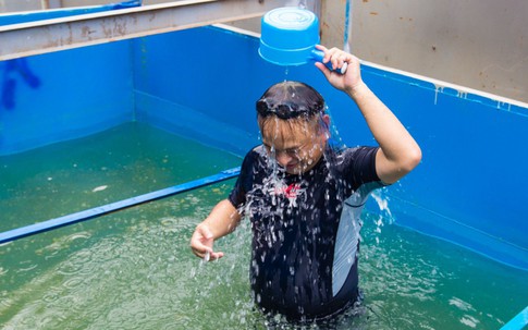 Chuyên gia Nhật Bản rửa mặt, tắm gội giữa sông Tô Lịch