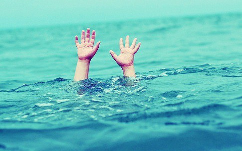 Bé trai 7 tuổi tử vong thương tâm tại bể bơi