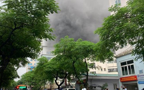 Hà Nội: Giải cứu người đàn ông mắc kẹt trong đám cháy lớn ở phố Núi Trúc