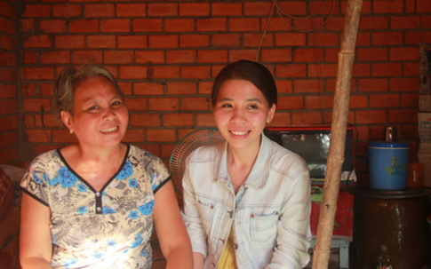 Nụ cười lạc quan của cô gái trẻ từ bỏ ước mơ làm nữ hộ sinh quay về chợ nổi Cái Răng chăm sóc mẹ già bệnh tật