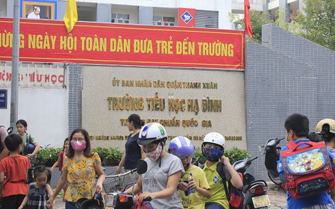 Sau vụ cháy Rạng Đông, học sinh trường Hạ Đình đeo khẩu trang kín mít đi học