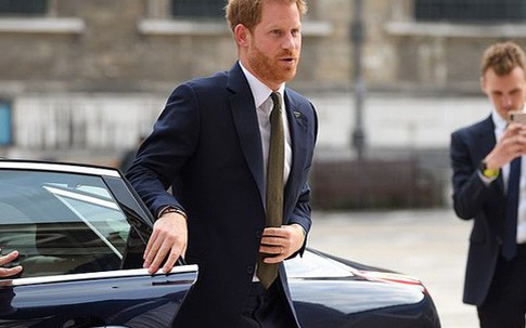 Hoàng tử Harry 'học vợ' tự đóng cửa xe