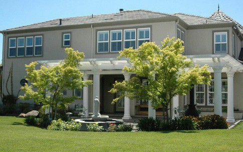 Biệt thự triệu đô, khắp nơi đều có hình thiên thần của nữ ca sĩ chuyển giới đầu tiên của Việt Nam