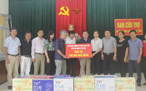 Trao 200 triệu đồng hỗ trợ người dân vùng "rốn lũ" Hà Tĩnh