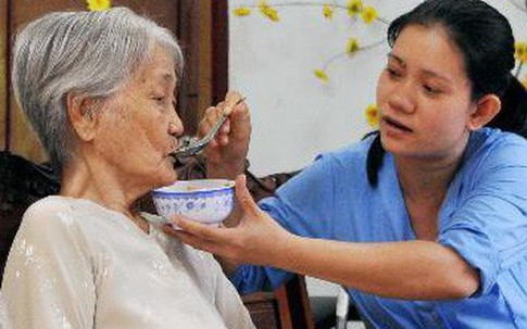 Cách chăm sóc người cao tuổi mất trí nhớ tại nhà