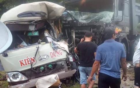 Tai nạn nghiêm trọng tại Phú Thọ: Xe khách va chạm xe tải, gần 10 người nhập viện cấp cứu