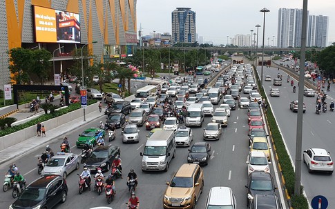 Dòng người "tay xách, nách mang" trở lại Hà Nội sau kỳ nghỉ Quốc khánh 2/9