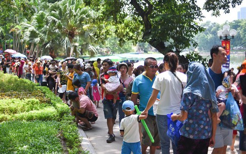 Công viên Thủ Lệ kín người ngày 2/9