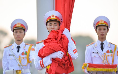Nghi lễ thượng cờ ở Lăng Chủ tịch Hồ Chí Minh
