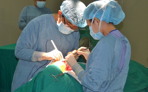 Kỳ lạ cụ bà 50 năm sống chung với ung thư mà không biết