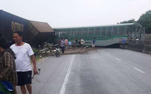 Nghệ An: Tàu hỏa tông xe tải khiến 4 toa trật khỏi đường ray