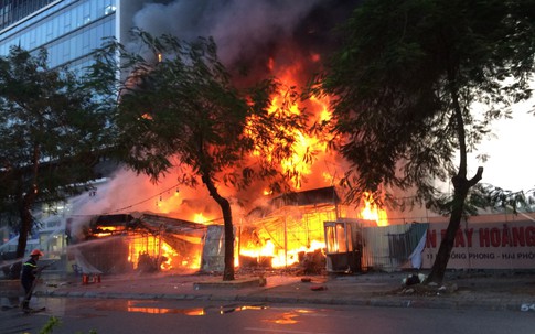 Hải Phòng: Cháy lớn ở siêu thị điện máy Hoàng Gia