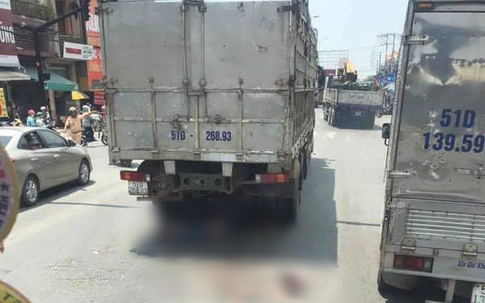 Rẽ trái không quan sát, đôi nam nữ đi xe máy bị xe tải cán tử vong thương tâm