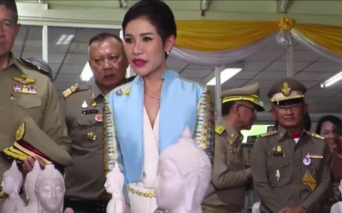 Hoàng quý phi Thái Lan lẻ loi đi sự kiện một mình, gây bất ngờ với phong cách hoàn toàn trái ngược với Hoàng hậu