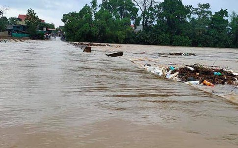 Lũ lớn ở Hà Tĩnh, 8 người dân tộc bị mắc kẹt trong rừng