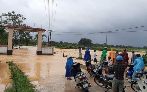 Mưa lớn kéo dài, nhiều huyện miền núi Hà Tĩnh bị ngập sâu, chia cắt cục bộ