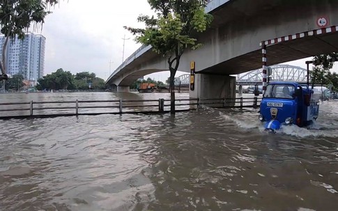 Hôm nay, triều cường ở TP.HCM có nơi ngập quá đầu người lớn