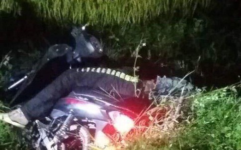 Hòa Bình: Nam thanh niên chết gục cạnh xe máy trước cổng trường mầm non