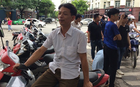 Trưởng thôn U50 thành "hot man" giữa những hình ảnh ấn tượng của Kỳ thi tốt nghiệp THPT Quốc gia