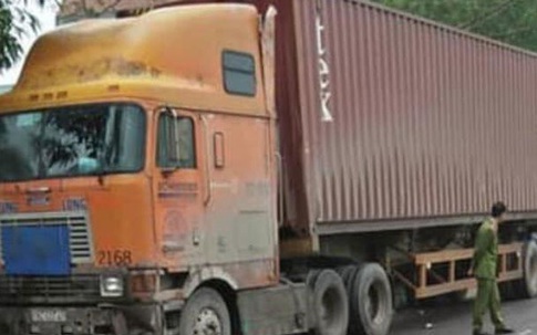 Hai học sinh thương vong do va chạm với xe container trên đường về nhà