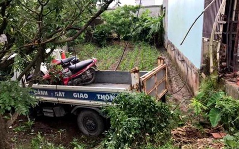 Đang ngồi trước cửa nhà, 1 phụ nữ bị xe ô tô CSGT mất lái đâm trúng