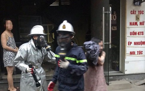 Hà Nội: Giải cứu người phụ nữ mang bầu thoát khỏi ngôi nhà 4 tầng đang bốc cháy