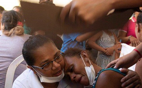 Thân nhân ngất xỉu nhận xác tù nhân bị chặt đầu sau bạo loạn ở Brazil