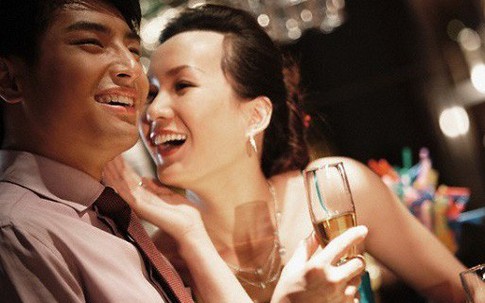 Chồng nghe tiếng thở gấp của vợ vọng ra từ phòng ngủ, nổi máu ghen đạp cửa xông vào thì chết lặng