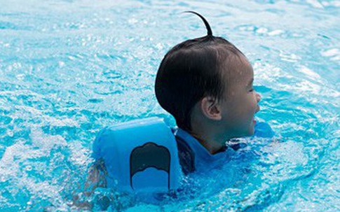 Phao tay không an toàn cho trẻ đi bơi
