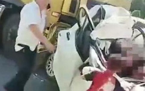 Tai nạn tông xe khiến đôi vợ chồng tử vong, 2 con may mắn sống sót và câu nói của đứa trẻ lớn hơn khiến ai nghe cũng xót xa