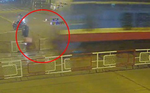 Bất chấp rào chắn chờ tàu hỏa, người đàn ông phóng xe máy lao vào bị tàu húc văng