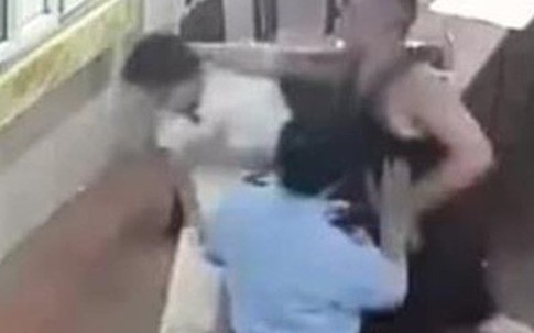 Bố đuổi đánh bác sĩ vì nghĩ không 'nhiệt tình' chữa bệnh cho con