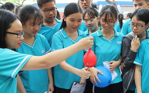 'Họp phụ huynh, thầy chủ nhiệm chiếu slide kết quả học, con tôi hạng bét'
