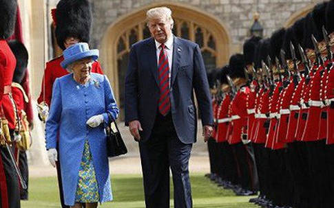 Nữ hoàng Anh nói trực thăng của Tổng thống Trump hủy hoại bãi cỏ trước điện Buckingham