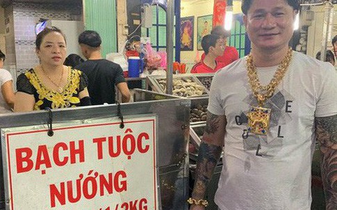 Cặp vợ chồng nói về việc đeo cả trăm lượng vàng đứng bán ốc ở Sài Gòn: 'Mình có tiền, có khả năng mua thì cứ đeo'