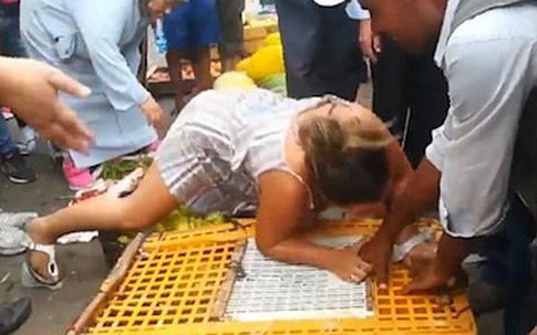 Nữ du khách bị chỉ trích vì cắn tay và mắng chửi người bán hàng ở chợ, nằng nặc đòi thả tự do cho gà