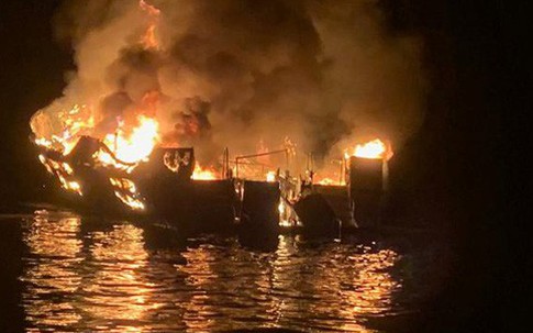 Đau xót cảnh lực lượng cứu hộ tìm thấy 20 nạn nhân thiệt mạng trong vụ cháy tàu trên biển