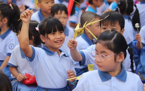 'Tôi sẽ kể con nghe ngày khai giảng xưa vui không thể tả'