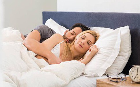 Kiểu "ngủ sung sướng" này khiến nguy cơ nhồi máu cơ tim tăng gấp đôi