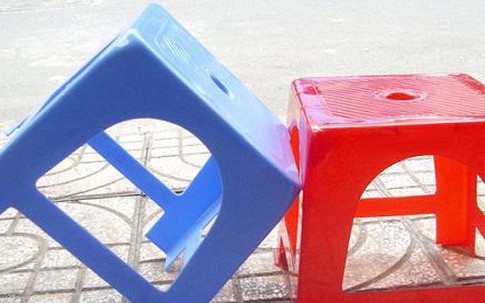Vì sao trên mặt ghế nhựa thường có 1 lỗ hình tròn?