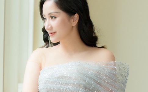 Khánh Thi chỉ cần xinh đẹp thôi, việc chỉnh váy đã có con trai lo