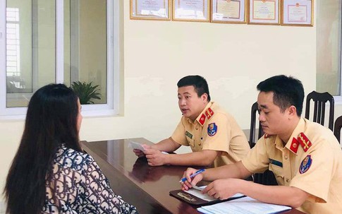 CSGT Hà Nội phạt tiền, tước bằng lái của người cản trở đoàn xe ưu tiên