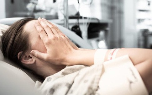 Nghĩ chồng ngoại tình khiến mình mắc ung thư, nữ bệnh nhân cúi mặt khi nghe bác sĩ giải thích