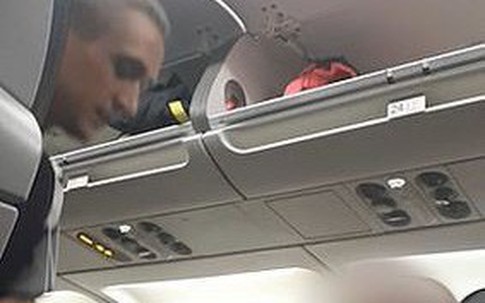 Người đàn ông dọa cắt cổ tiếp viên trên máy bay trong lúc tức giận