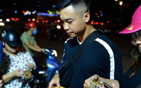 Bán tháo bánh Trung thu giá siêu rẻ, khách đổ xô mua